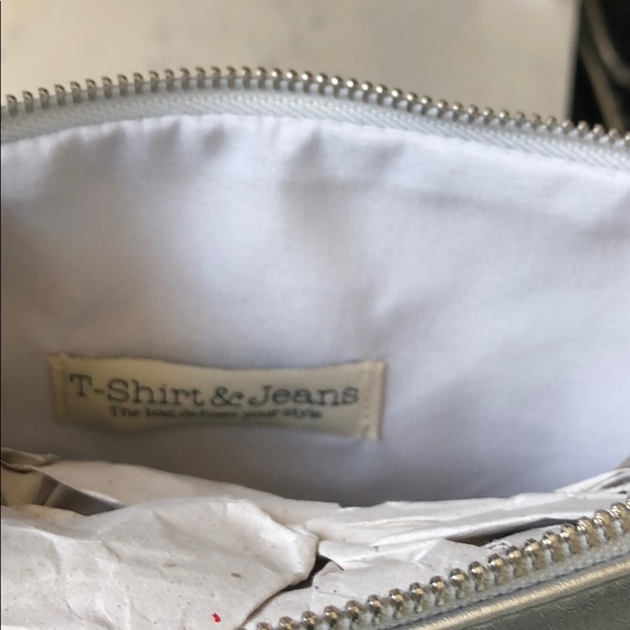 ♥️ NORDSTROM METALLIC SILVER RUFFLE CLUTCH W POM - Picture 5 of 5